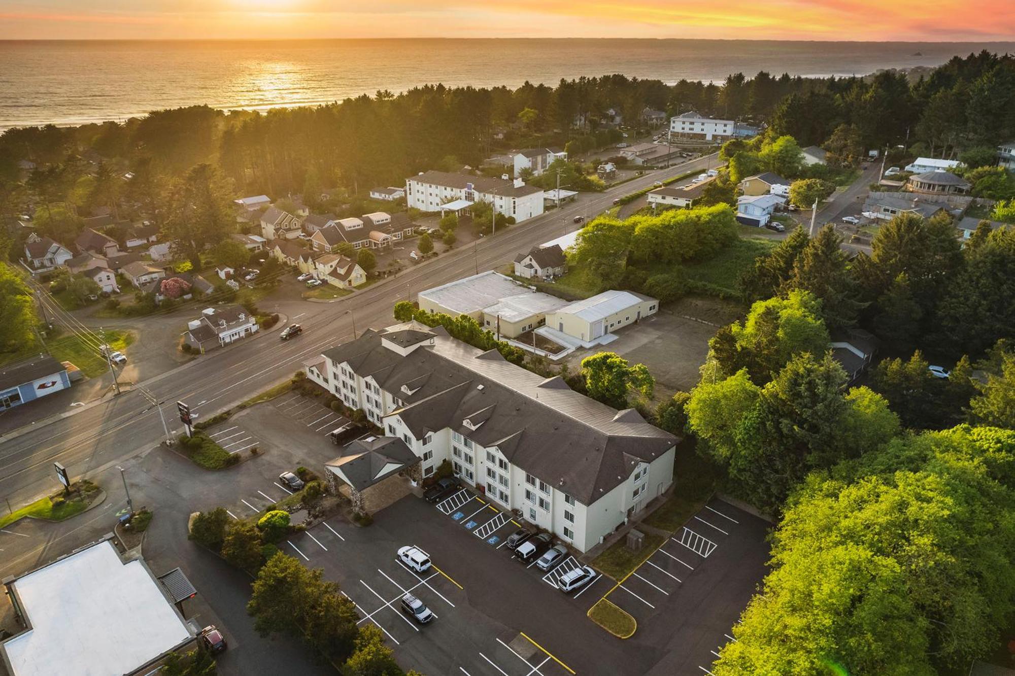 The Ashley Inn & Suites Lincoln City Exterior foto